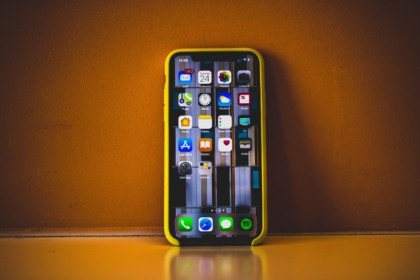 Photo d'un iPhone sur un mur jaune - Photo par Essow K
